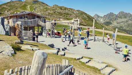 Das Kinder-Bergwerk am Fisser Schönjoch ist ein beliebter Treffpunkt für Familien in Serfaus-Fiss-Ladis in Tirol | © Fisser Bergbahnen GmbH | christianwaldegger.com