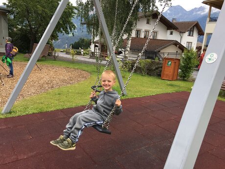 Die große Schaukel ist ein echtes Highlight auf dem Spielplatz beim Kulturhaus in Fiss | © Serfaus-Fiss-Ladis