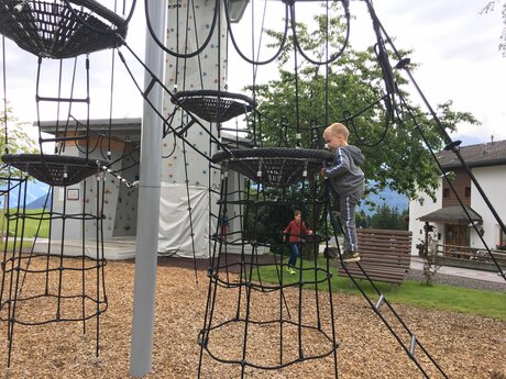 Das Klettern auf  dem Klettergerüst in Fiss in Tirol macht sehr viel Spaß | © Serfaus-Fiss-Ladis