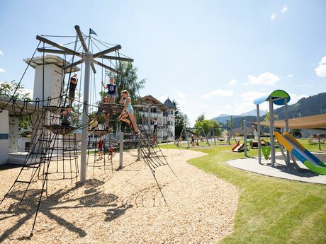 Beim Kulturhaus in Fiss in Tirol gibt es einen großen Spielplatz mit vielen Spielgeräten | © Serfaus-Fiss-Ladis Marketing GmbH | Andreas Kirschner