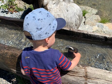 Im Murmliwasser in Serfaus Fiss Ladis in Tirol gibt es viel zu entdecken und zu erleben | © Serfaus-Fiss-Ladis