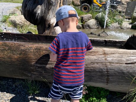 Kinder lieben es am Wasser zu spielen im Murmliwasser in Serfaus Fiss Ladis in Tirol | © Serfaus-Fiss-Ladis
