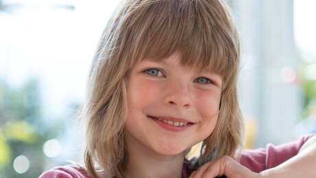 Mit Maskottchen Murmli und Berta der Familienregion Serfaus-Fiss-Ladis in das neue Schuljahr | © Andreas Kirschner