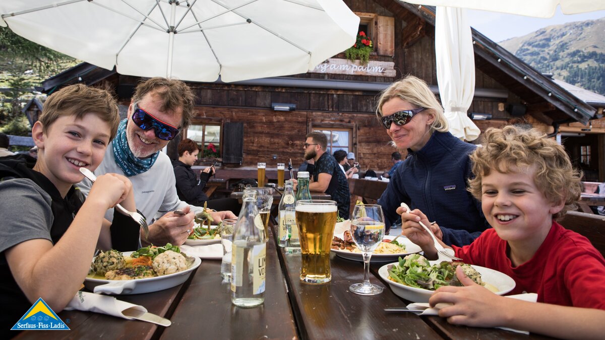 Biken Fisser Nordseite Bergrestaurant Schöngampalm in der Familienregion Serfaus-Fiss-Ladis | © Hannes Preschern