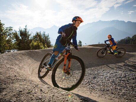 Aufwärmen im Pumptrack Übungsgelände Bikepark Serfaus-Fiss-Ladis Tirol Österreich | © Hannes Preschern