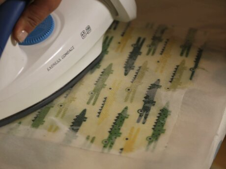 Das Tuch zwischen zwei Backpapieren bügeln Blog Serfaus-Fiss-Ladis Bienenwachstuch selbst machen | © Serfaus-Fiss-Ladis Marketing GmbH