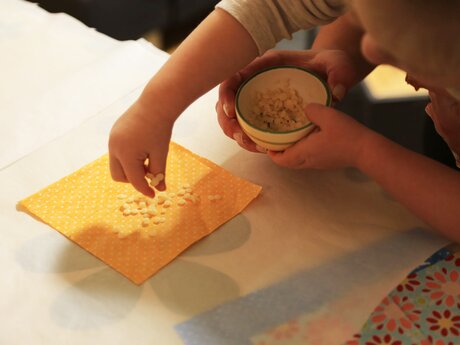 Das Wachs gleichmäßig auf dem Tuch verteilen Blog Serfaus-Fiss-Ladis | © Serfaus-Fiss-Ladis Marketing GmbH