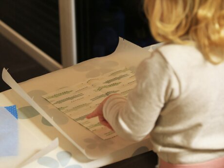 Unter und über das Stück Stoff legen wir Backpapier Anleitung Bienenwachstuch Blog Serfaus-Fiss-Ladis | © Serfaus-Fiss-Ladis Marketing GmbH