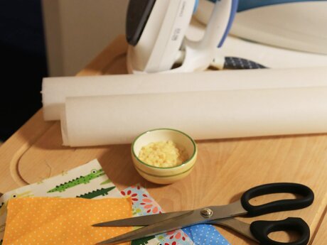 Lege dir zunächst alle Zutaten und Utensilien für Bienenwachstücher bereit Blog Serfaus-Fiss-Ladis | © Serfaus-Fiss-Ladis Marketing GmbH