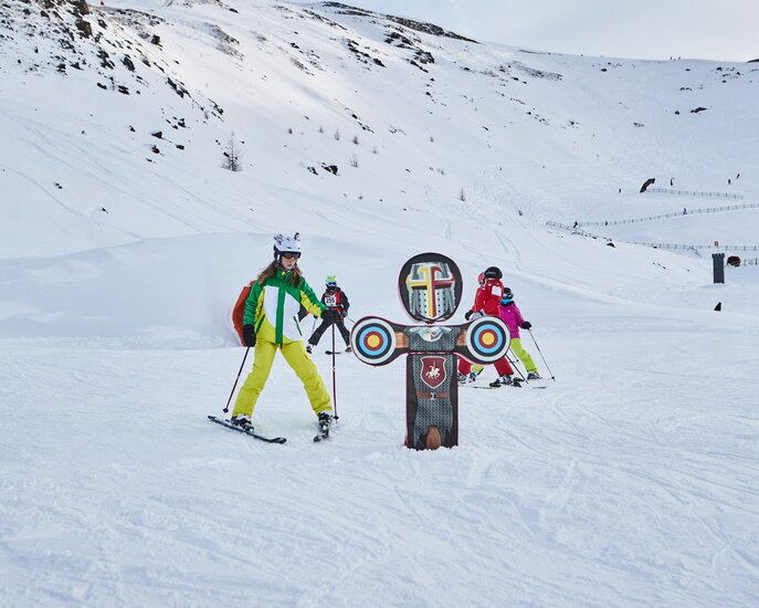 Kids skiing at the Fun Slope on the fisser north side in Serfaus-Fiss-Ladis, Tirol, Österreich | © Serfaus-fiss-Ladis Marketing GmbH | christianwaldegger.com