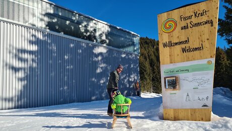 Fisser Kraft- und Sinnesweg Winterwandern mit Kindern familienfreundliche leichte Wanderung Familienregion Serfaus-Fiss-Ladis in Tirol | © Serfaus-Fiss-Ladis Marketing GmbH