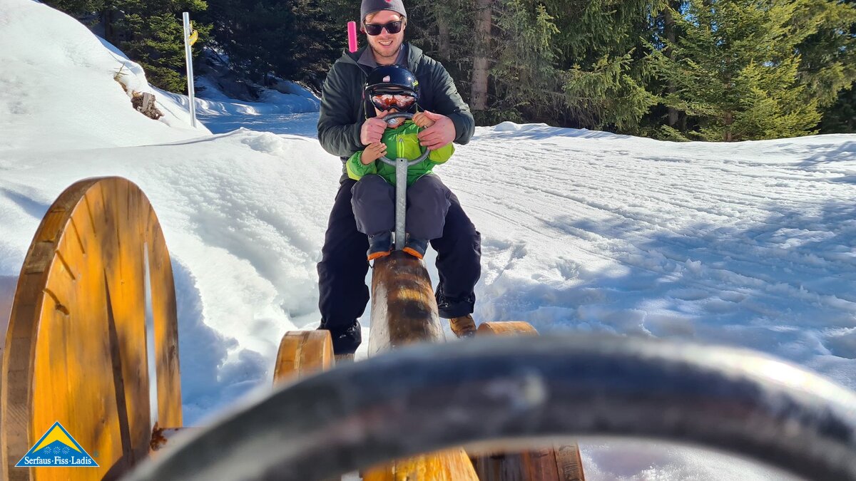 Winterwandern mit Kindern Schaukelstation spielen im Schnee Winterregion Serfaus-Fiss-Ladis in Tirol | © Serfaus-Fiss-Ladis Marketing GmbH