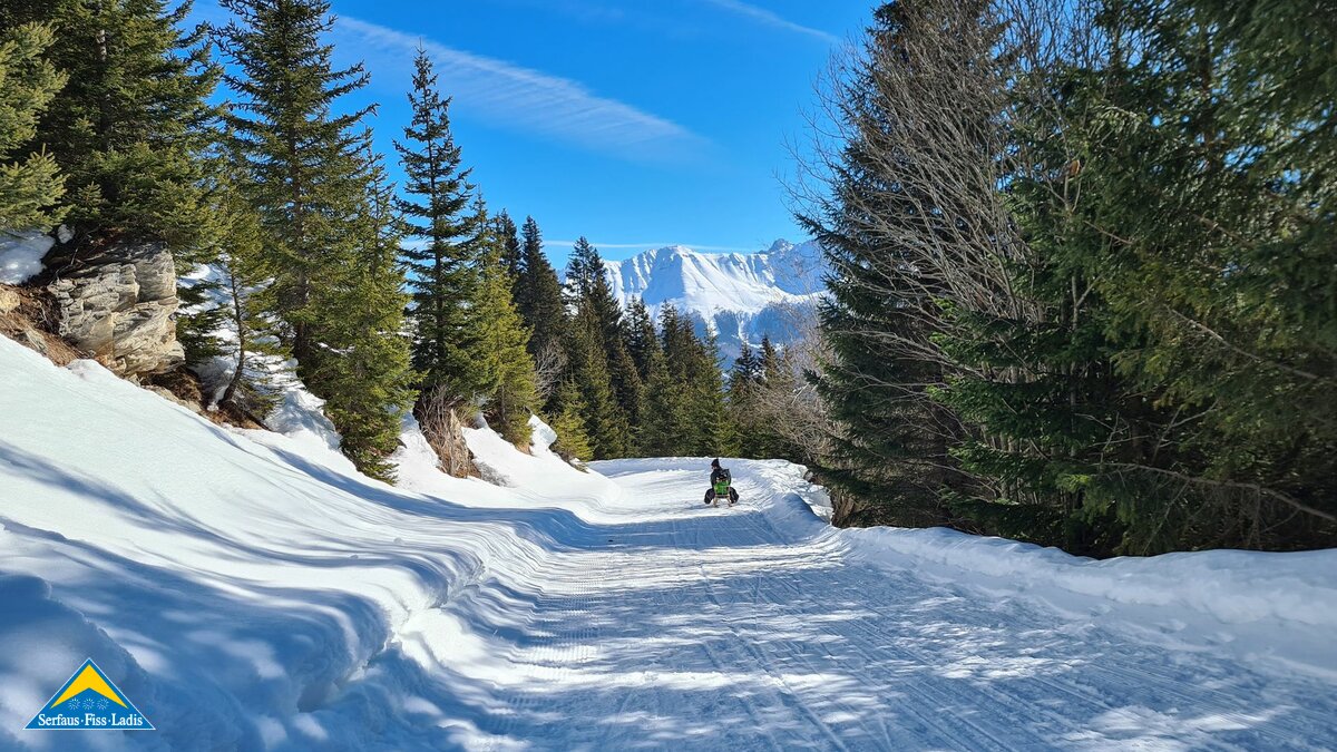 Winterwandern mit Schlitten Kleinkinder unter zwei Stunden Familienregion Serfaus-Fiss-Ladis in Tirol | © Serfaus-Fiss-Ladis Marketing GmbH