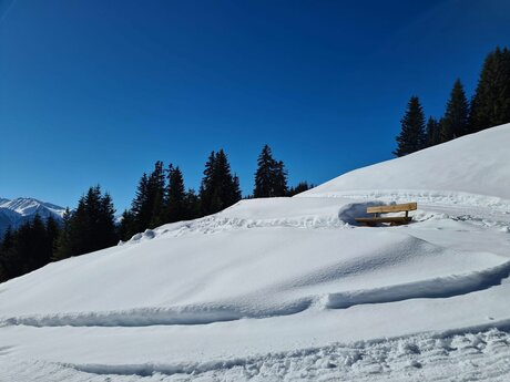 Rastbänke Pause mit Aussicht schönes Panorama Winterwandern Serfaus-Fiss-Ladis in Tirol | © Serfaus-Fiss-Ladis Marketing GmbH