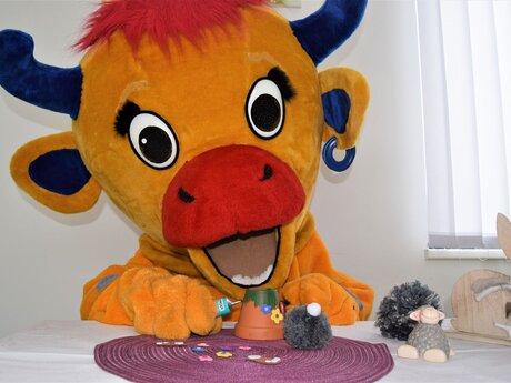 Tontopf mit Blumen aus Moosgummi verzieren Blog Serfaus-Fiss-Ladis | © Serfaus-Fiss-Ladis Marketing GmbH