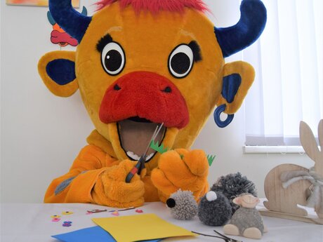 Gras ausschneiden für Osterdeko mit Berta aus Serfaus-Fiss-Ladis | © Serfaus-Fiss-Ladis Marketing GmbH