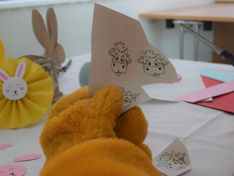 Schablonen ausschneiden und anmalen mit Berta aus Serfaus-Fiss-Ladis | © Serfaus-Fiss-Ladis Marketing GmbH