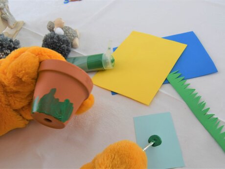 Blumentopf mit Bastelfarbe verschönern Blog Serfaus-Fiss-Ladis | © Serfaus-Fiss-Ladis Marketing GmbH