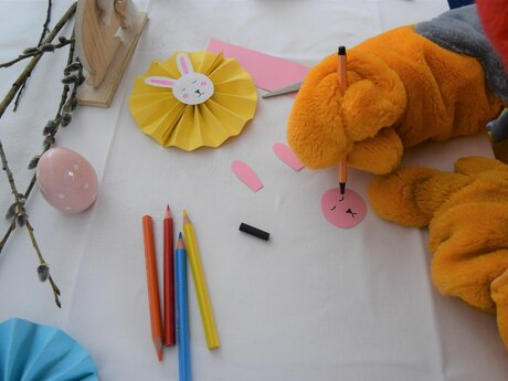 Osterhasen basteln für den Osterstrauch in Serfaus-Fiss-Ladis | © Serfaus-Fiss-Ladis Marketing GmbH