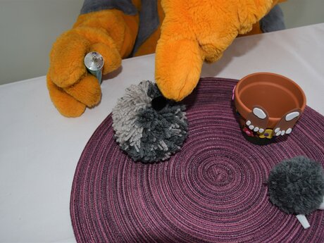 Aus Wolle Pompon basteln mit Berta aus Serfaus-Fiss-Ladis | © Serfaus-Fiss-Ladis Marketing GmbH