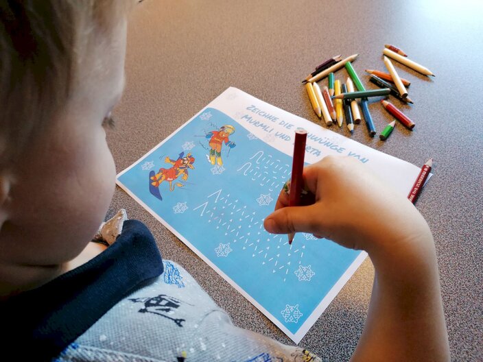 Einfaches Malspiel für Kinder Schwünge nachzeichen Blog Familienregion Serfaus-Fiss-Ladis in Tirol | © Serfaus-Fiss-Ladis Marketing GmbH