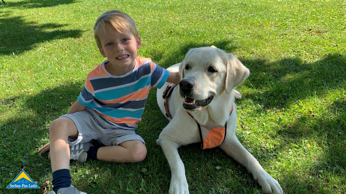 Geschichte Tim Haas Blog Serfaus-Fiss-Ladis Familienregion Country Charity Spende Ausbildung Hund für beinträchtigen Jungen Verkauf Block mit Rätseln und Sticker Thomas Brezina | © Martina Haas