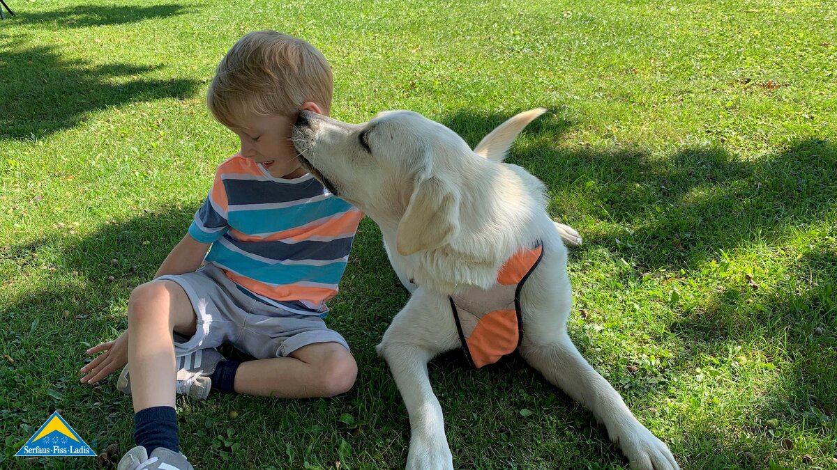 Familienregion Serfaus-Fiss-Ladis Abenteuerberge Charity Tim Familie Haas Kitzbühel Spendenaktion Verkauf Rätselblöcke Ausbildung Assistenzhund | © Martina Haas