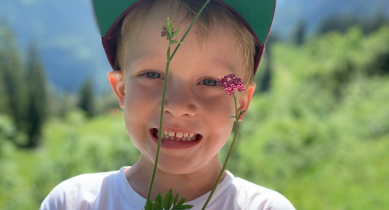 Tim Haas Spende Abenteuerblöcke mit Stickern Assistenzhund Blog Familienregion Serfaus-Fiss-Ladis Abenteuerberge Schriftsteller Thomas Brezina | © Martina Haas