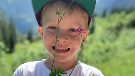 Tim Haas Spende Abenteuerblöcke mit Stickern Assistenzhund Blog Familienregion Serfaus-Fiss-Ladis Abenteuerberge Schriftsteller Thomas Brezina | © Martina Haas