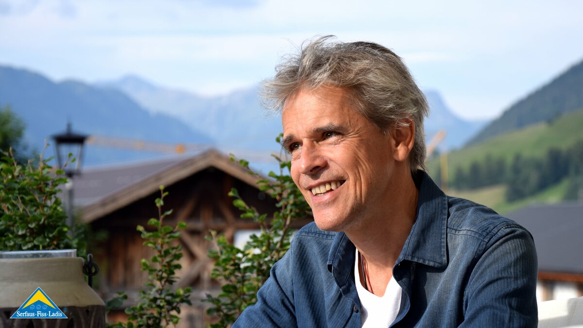 Thomas Brezina Schriftsteller Abenteuerberge Piratenweg Forscherpfad Hexenweg Familienregion Serfaus-Fiss-Ladis Charity Spende Rätselblock Geschichte von Tim Haas | © Serfaus-Fiss-Ladis Marketing GmbH