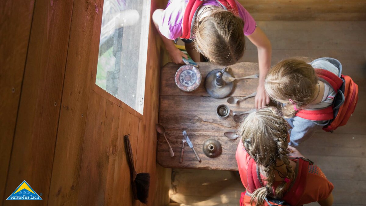 Familienfreundlicher Themenweg in Ladis Forscherhaus Waldweg Rätselblock Sticker Charity Spendenaktion Region Serfaus-Fiss-Ladis Ausbildung Servicehund  | © Serfaus-Fiss-Ladis Marketing GmbH | Andreas Kirschner