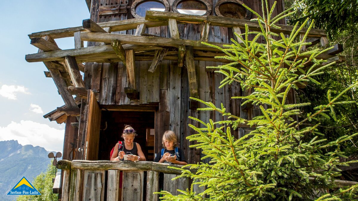 Forscherpfad in Ladis Themenweg interaktiv für Familien mit Kindern Rätselblock mit Stickern kaufen Familienreigon Serfaus-Fiss-Ladis in Tirol | © Serfaus-Fiss-Ladis Marketing GmbH | Andreas Kirschner