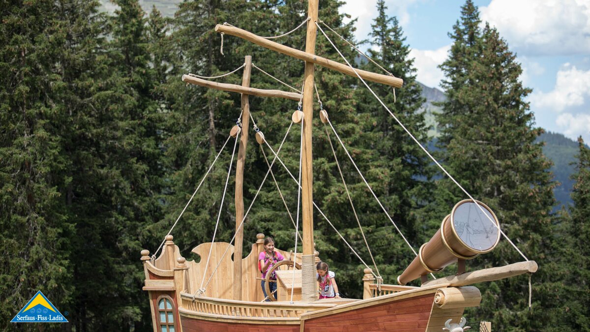 Themenweg Thomas Brezina in Familienregion Serfaus-Fiss-Ladis in Tirol Charity Spende an Tim Haas aus Kitzbühel Blogartikel  | © Serfaus-Fiss-Ladis Marketing GmbH | Andreas Kirschner