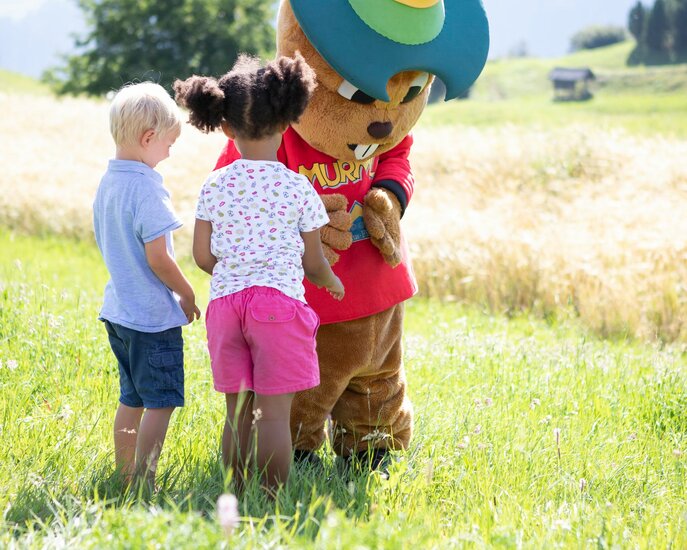 Maskottchen Murmli mit Kinder in Serfaus-Fiss-Ladis | © Serfaus-Fiss-Ladis Marketing GmbH | Andreas Kirschner