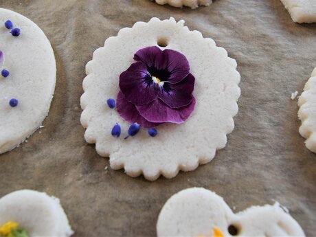 Blumen und Kräuter auf Salzteig verteilen – Blog Serfaus-Fiss-Ladis | © Serfaus-Fiss-Ladis Marketing GmbH 