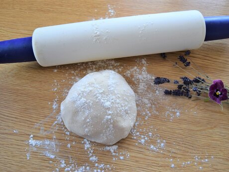 Zutaten vermischen und zu einem glatten Teig kneten – Blog Serfaus-Fiss-Ladis | © Serfaus-Fiss-Ladis Marketing GmbH 