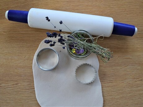 Salzteig ausrollen und ausstechen – Kinderblog Serfaus-Fiss-Ladis | © Serfaus-Fiss-Ladis Marketing GmbH 