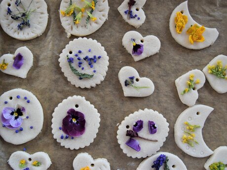 Loch für die anschließende Befestigung machen – Kinderblog Serfaus-Fiss-Ladis | © Serfaus-Fiss-Ladis Marketing GmbH 