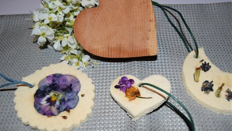 Anhänger mit Wiesenblumen und Kräutern aus Serfaus-Fiss-Ladis | © Serfaus-Fiss-Ladis Marketing GmbH 