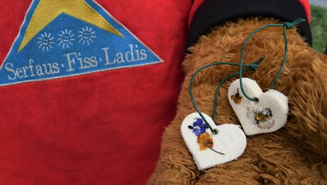 Selbstgemachte Blütenanhänger für Muttertag basteln- Kinderblog Serfaus-Fiss-Ladis | © Serfaus-Fiss-Ladis Marketing GmbH