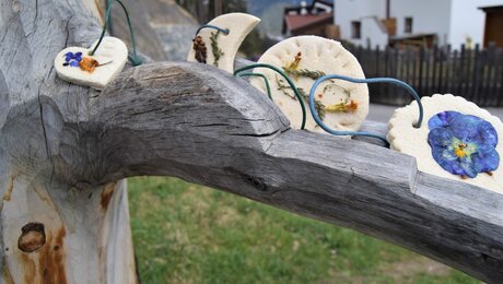 Muttertagsgeschenk aus Salzteig und Wiesenblumen – Kinderblog Serfaus-Fiss-Ladis | © Serfaus-Fiss-Ladis Marketing GmbH