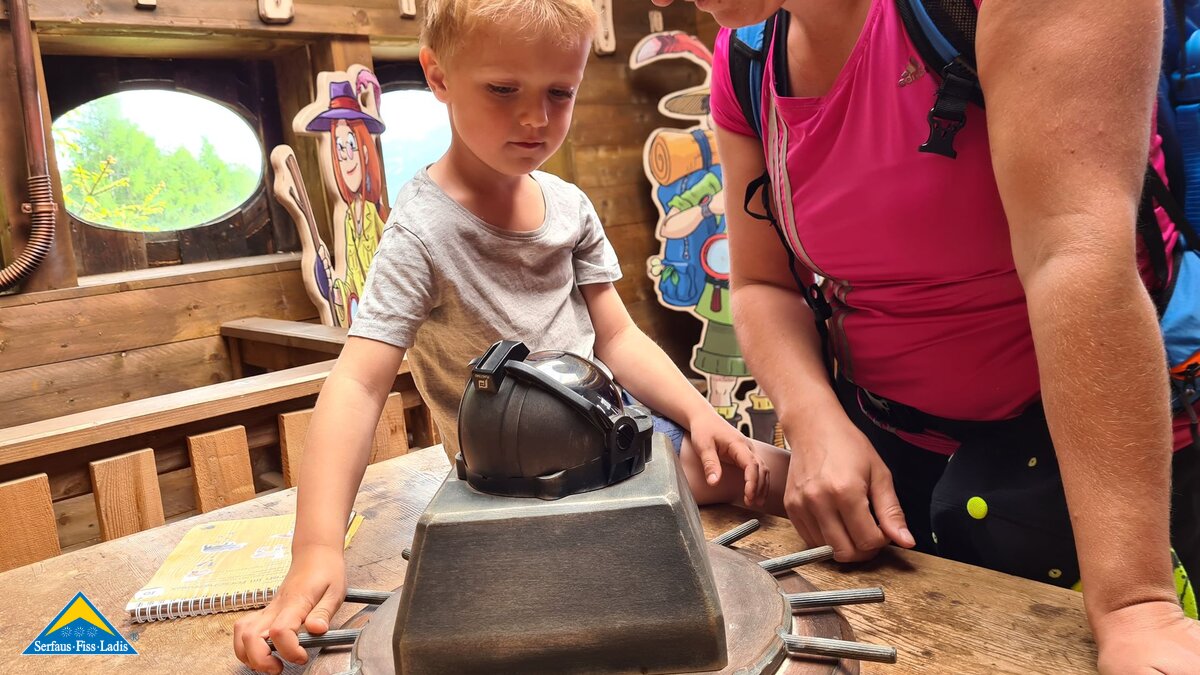 Spannende Gegenstände erwarten die Detektive im Forscherhaus am Forscherpfad in Serfaus Fiss Ladis in Tirol Wanderurlaub mit der Familie in Österreich | © Serfaus-Fiss-Ladis Marketing GmbH