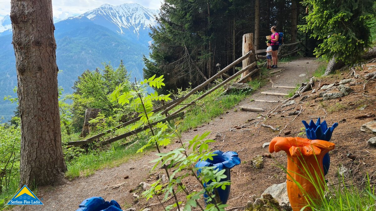 Aussicht genießen Forscherpfad Familienabenteuer Wandern mit Kindern in Tirol Österreich | © Serfaus-Fiss-Ladis Marketing GmbH