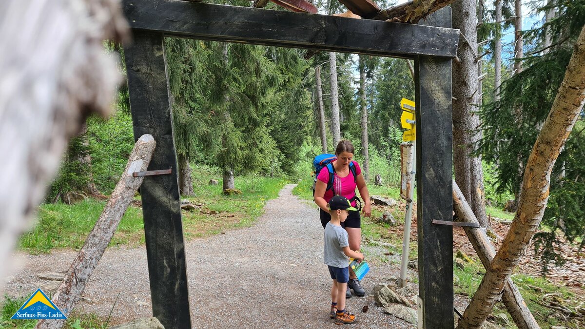 Start des Forscherpfads in Ladis Abenteuerweg für Kinder und Familien Rätsel lösen in Tirol Serfaus Fiss Ladis | © Serfaus-Fiss-Ladis Marketing GmbH