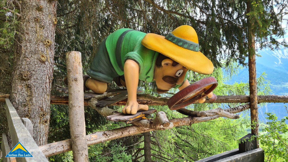 Der Forscher nimmt die Besucher ganz genau unter die Lupe Forscherpfad Familie Abenteuer Serfaus-Fiss-Ladis | © Serfaus-Fiss-Ladis Marketing GmbH
