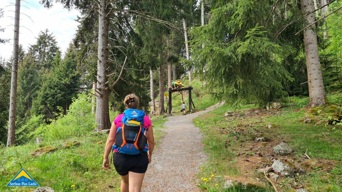 Eingang zum Abenteuerweg Themenweg Forscherpfad am Hochplateau Serfaus Fiss Ladis Tirol Österreich | © Serfaus-Fiss-Ladis Marketing GmbH
