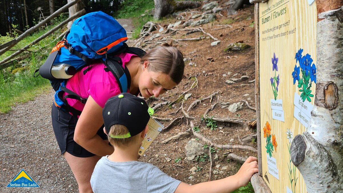 Blumen erraten am Forscherpfad in Serfaus-Fiss-Ladis Tirol Österreich | © Serfaus-Fiss-Ladis Marketing GmbH