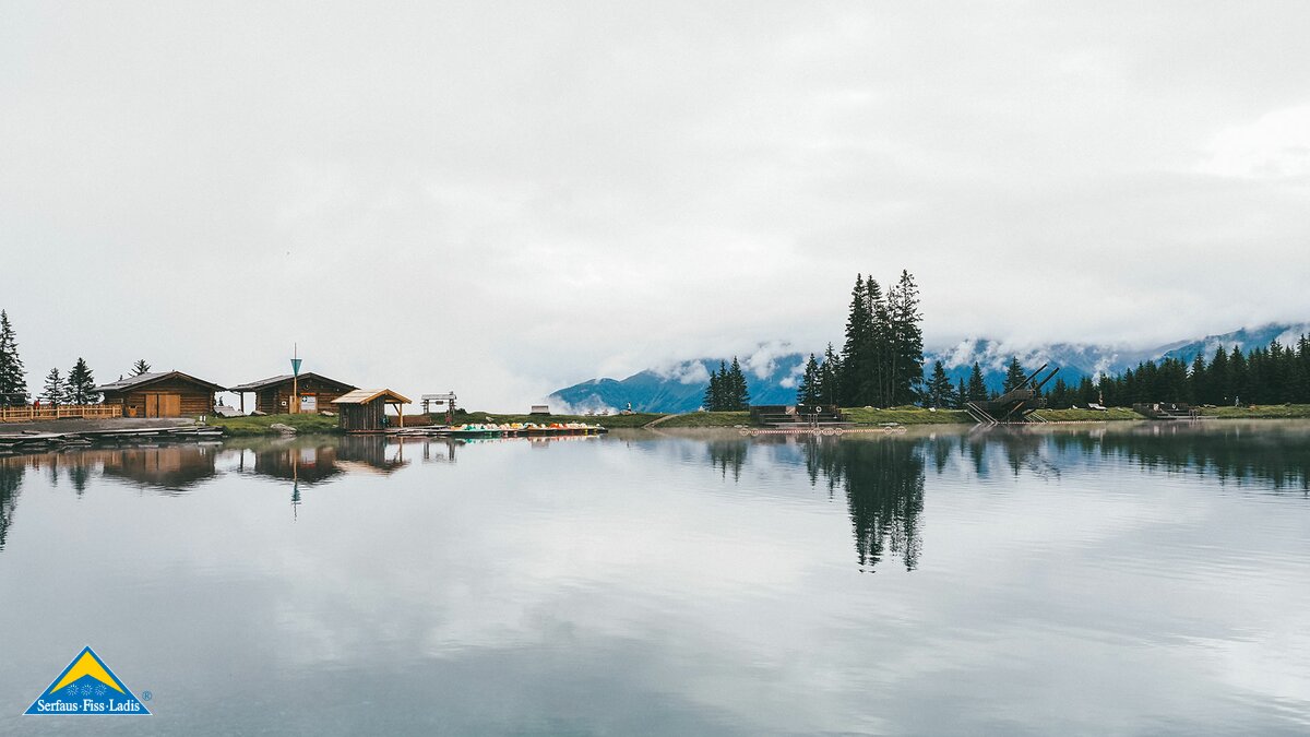 Speicherteich Högsee Badesee mit Bergrestaurant Seealm Hög Rodelbahn Schneisenfeger Tretboot fahren | © travelisto.net 