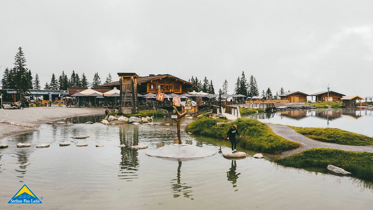 Schwimmen und spielen in der Familienregion Serfaus-Fiss-Ladis Tretboot Floß Springturm | © travelisto.net 