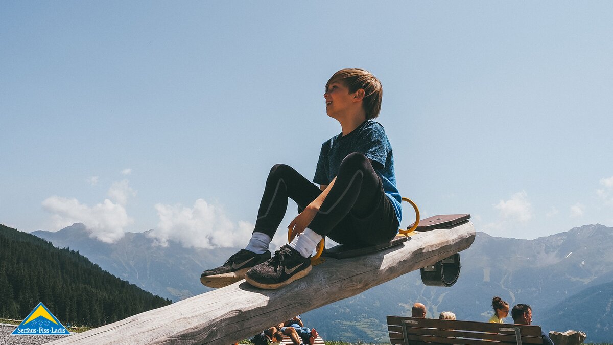 Junge auf Schaukel Möseralm Spielplatz im Sommer in Serfaus-Fiss-Ladis in Tirol | © travelisto.net 